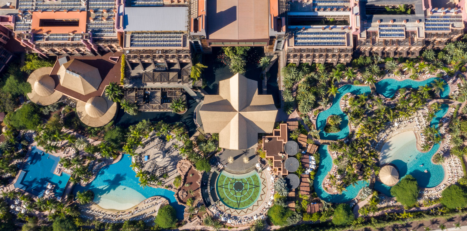  Vista cenital de las piscinas del hotel Lopesan Baobab Resort en Meloneras, Gran Canaria 